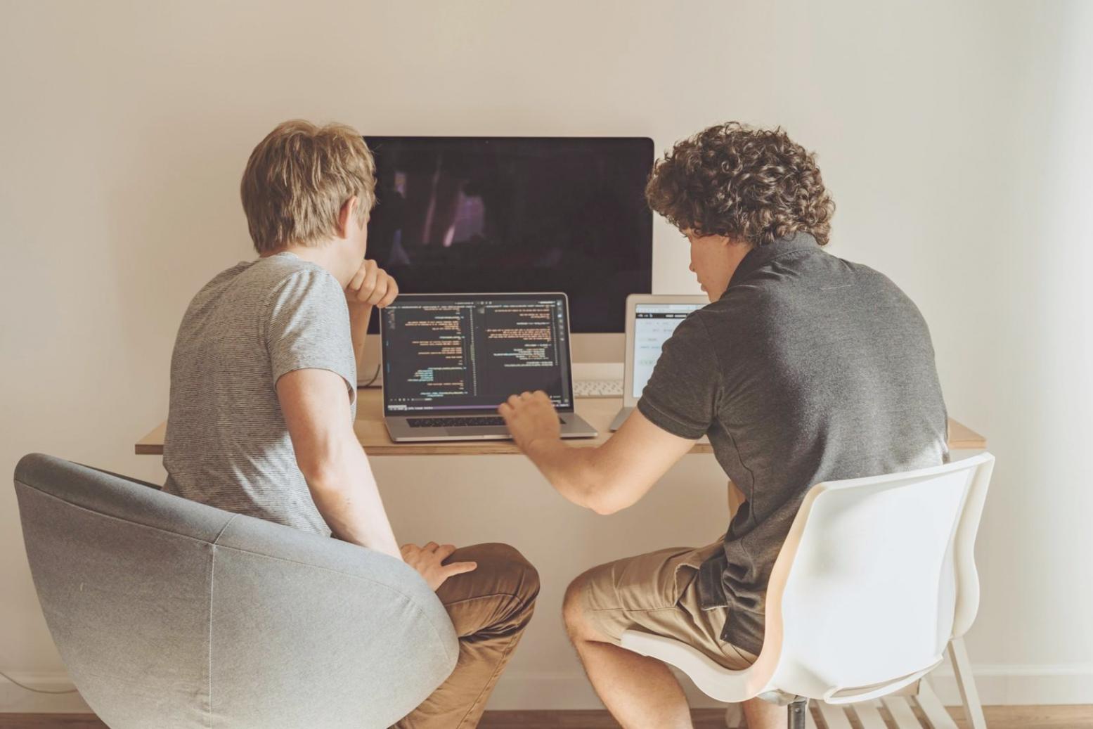 Blockchain development workflow showing modern application architecture and integration patterns